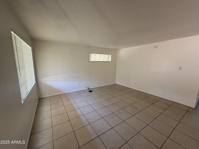 Building Photo - 5107 E Oak St