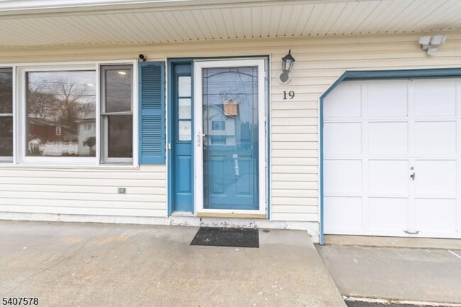 Building Photo - 19 Dacotah Ave