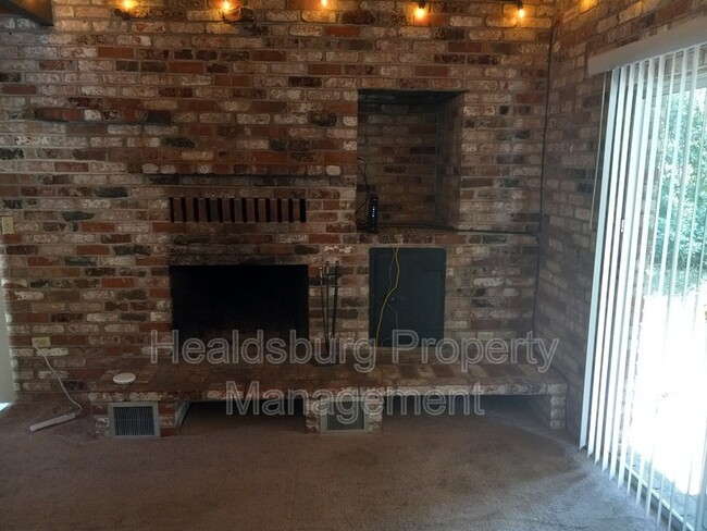 Building Photo - 1863 Bailhache Ave