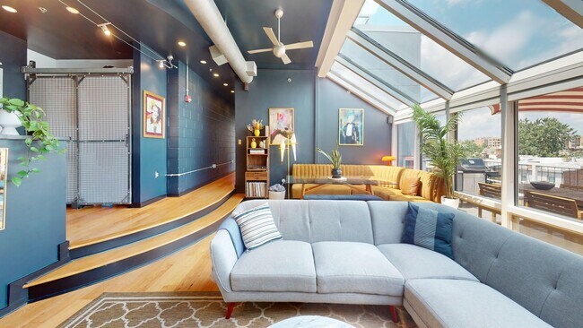 Foto del edificio - Stunning Penthouse Two Bedroom W/Private B...