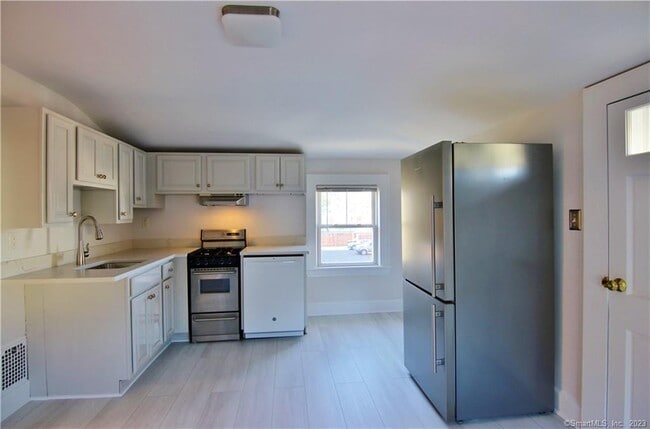Building Photo - 11 Dolsen Pl