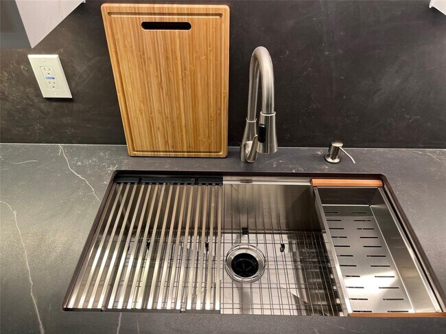 Foto del edificio - 5604 Woodrow Ave