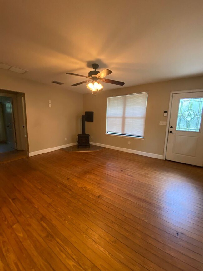 Foto del edificio - Beautifully Updated 2/2 house!