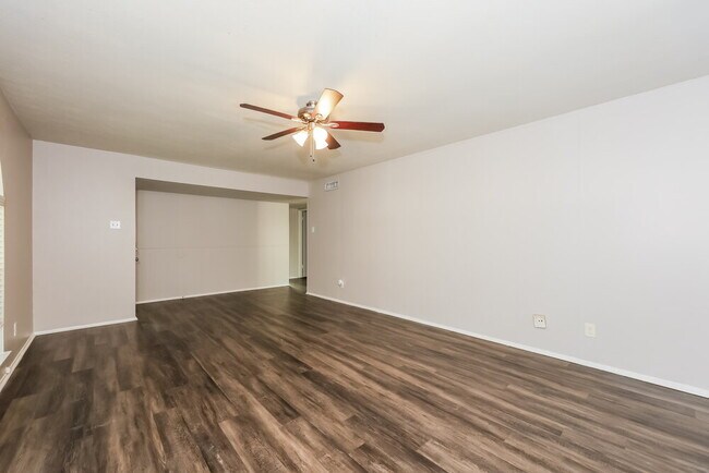 Foto del edificio - 3214 Greentree Dr