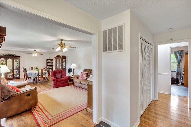 Building Photo - 1305 Summers Dr