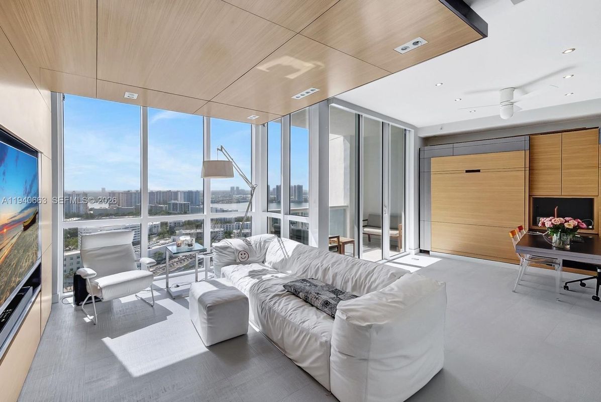 Foto del edificio - 18201 Collins Ave