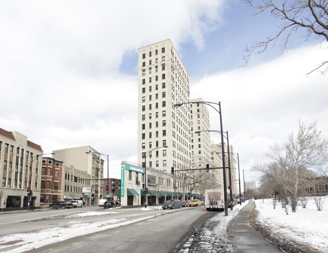 2000 North Lincoln Park West Apartments Chicago, IL