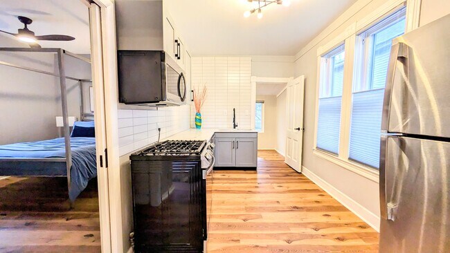 Modern kitchen: Quartz countertops, stainless steel appliances, industrial faucet & custom cabinets! - 388 Erie St