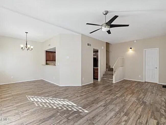 Foto del edificio - READY TO TOUR NOW! Charming 3-Bedroom 3-Bathroom Corner Townhouse in Peoria!