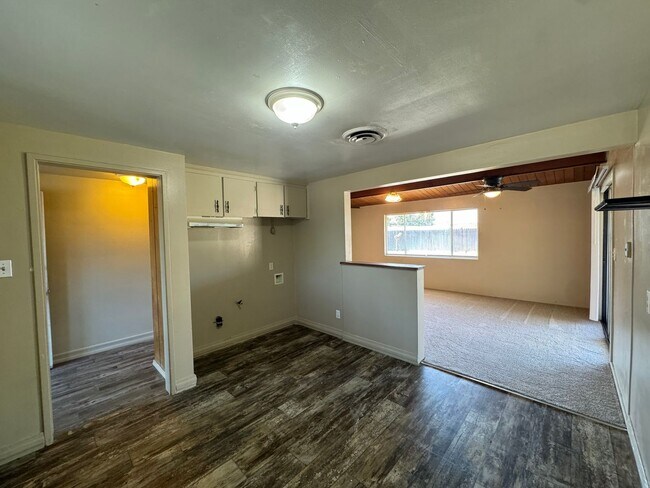 Foto del edificio - Spacious home near Bakersfield College & Bluffs!