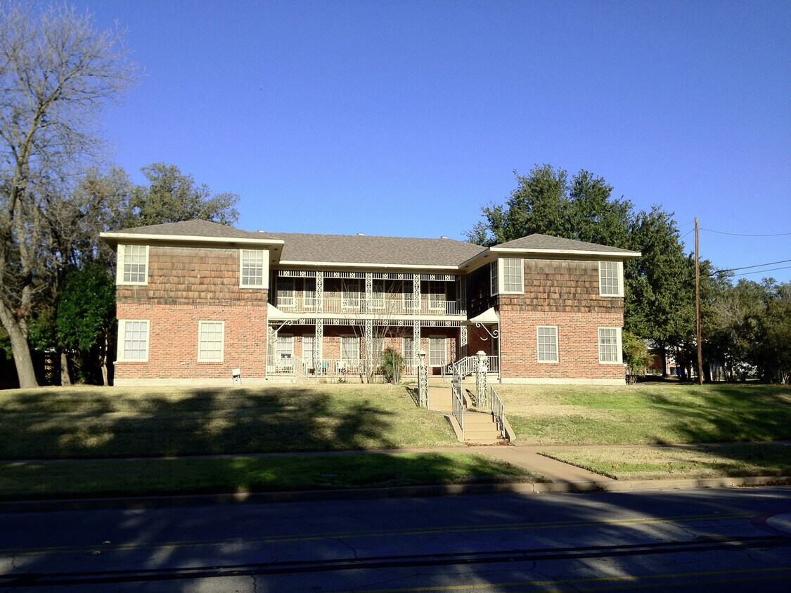 Building Photo - Apartment *Upstairs* Leasing Special Avail...