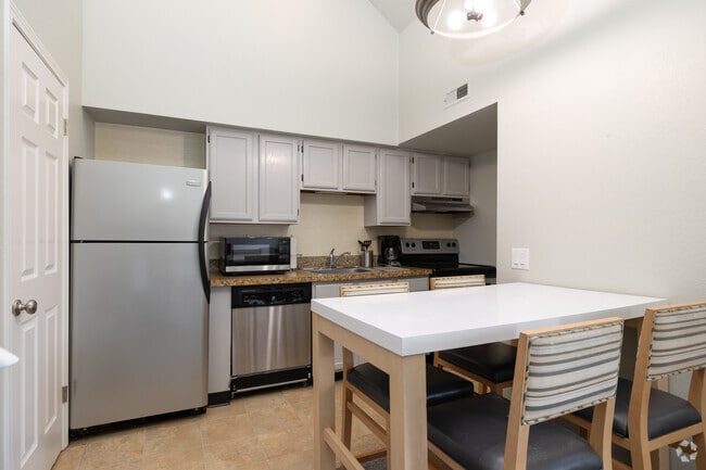 2BR, 2BA - 775SF - Kitchen - The Haven at Academy