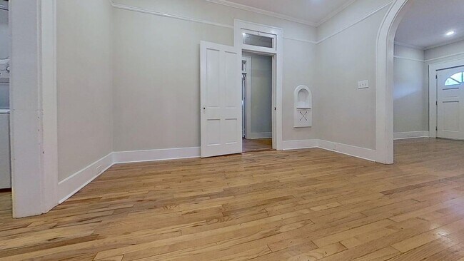 Foto del edificio - **Charming 1920s Single-Family Home with Private Parking in the Heart of Charleston**