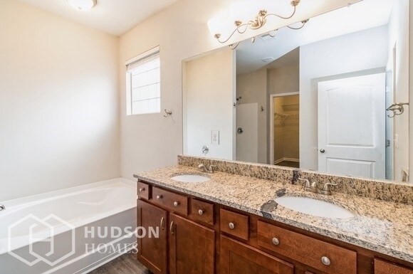 Building Photo - NOW AVAILABLE!  - 208 Hollyhock Ln, Dallas...