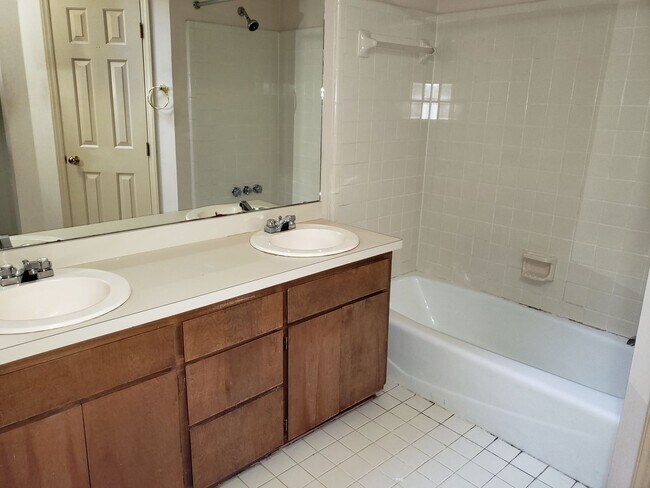 Foto del edificio - 2 Bedroom North Raleigh NC