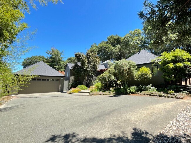 Foto del edificio - Minutes From Town,  Idyllic Sebastopol Oas...