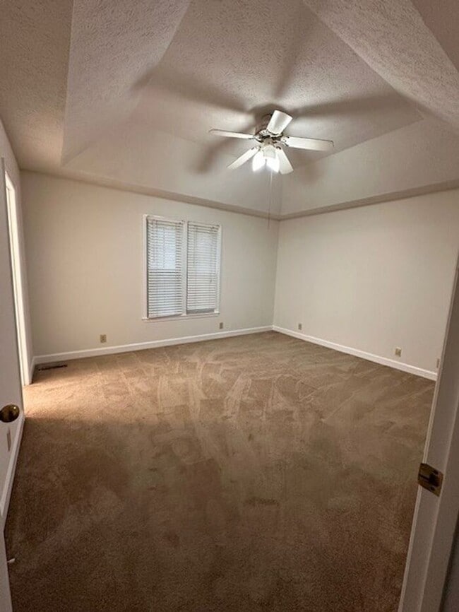 Building Photo - Spacious Townhouse in Woodlawn Area