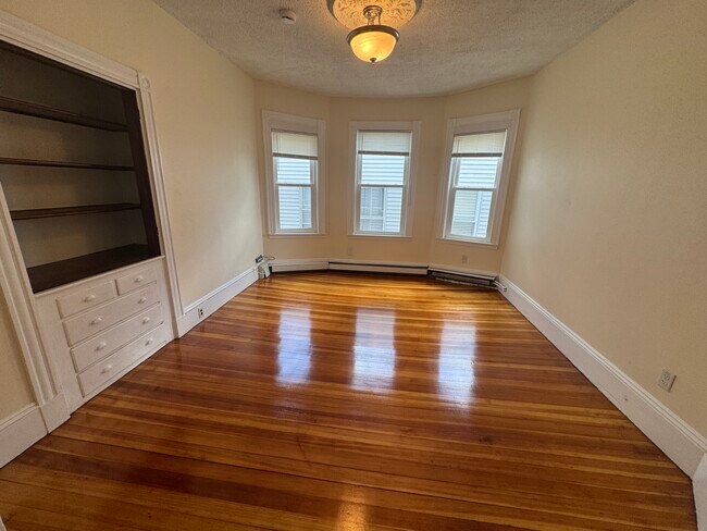 Foto del edificio - 64 Fisher Ave