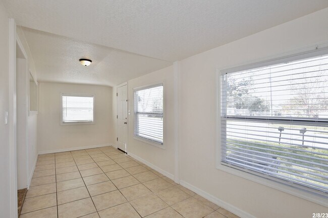 Foto del edificio - Cozy 2/1 Spacious Duplex Near East Lake To...