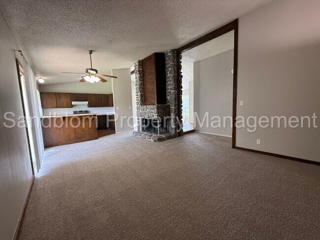 Foto del edificio - FOR LEASE | Eastland Acres | Available Now!