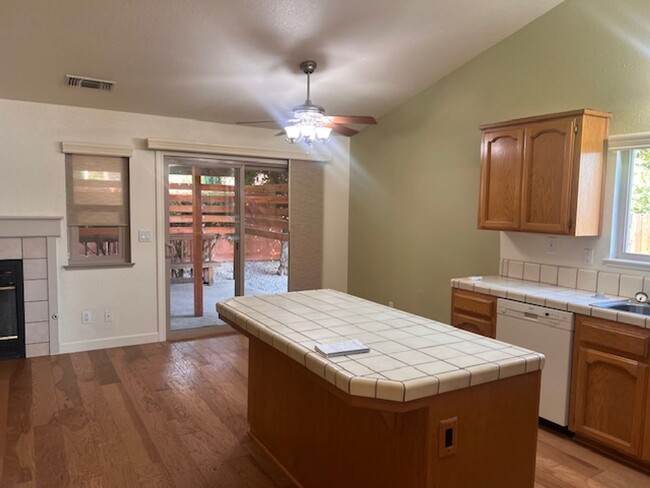 Building Photo - 4 Bedroom Home off of Peppertree (North Hi...