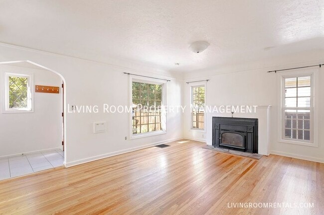 Foto del edificio - 5026 N Commercial Ave