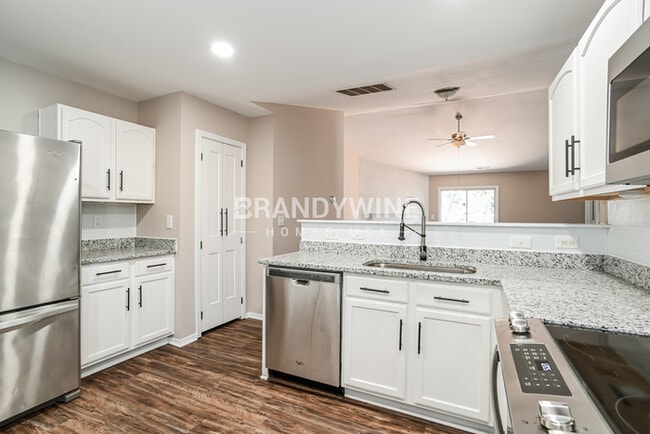 Building Photo - NEW LOWER RENTAL RATE LEASING SPECIAL: Rec...