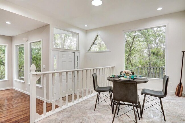 Foto del edificio - 8804 Mountain Ridge Dr