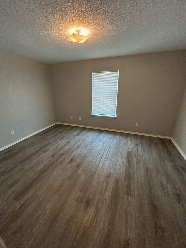 Building Photo - Updated Bosqueville ISD Home