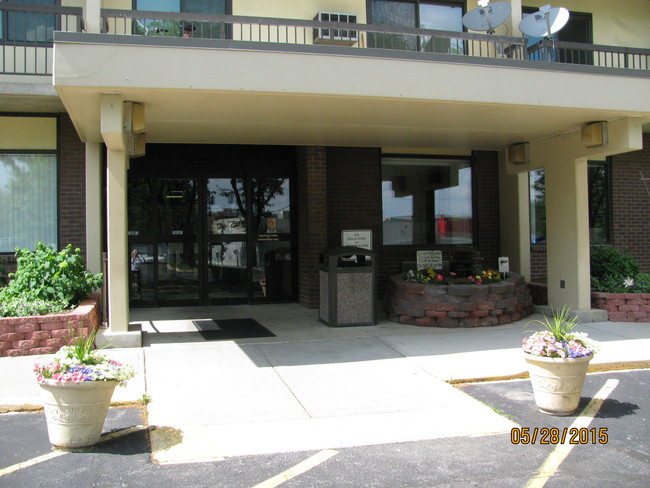 Foto del edificio - The Towers at Crooked Creek Senior Housing