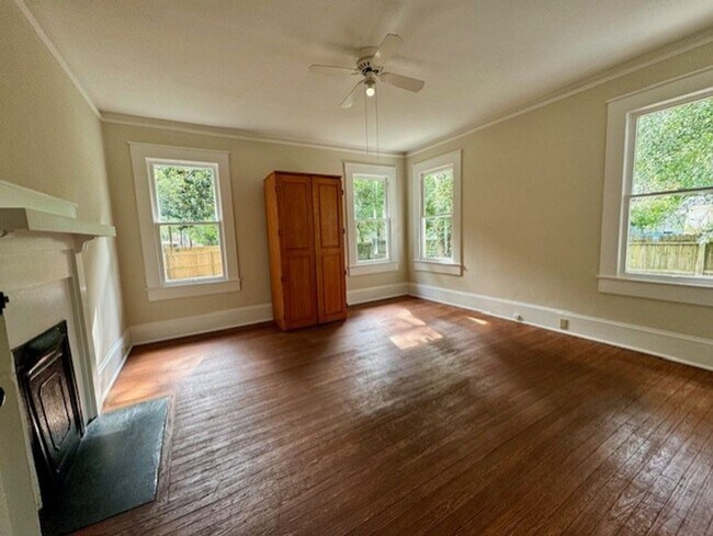 Foto del edificio - THREE BEDROOM, TWO BATH