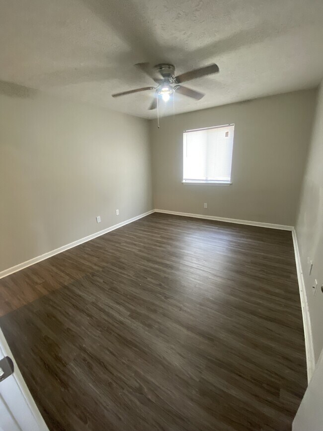 Building Photo - 843 Applewood Ln