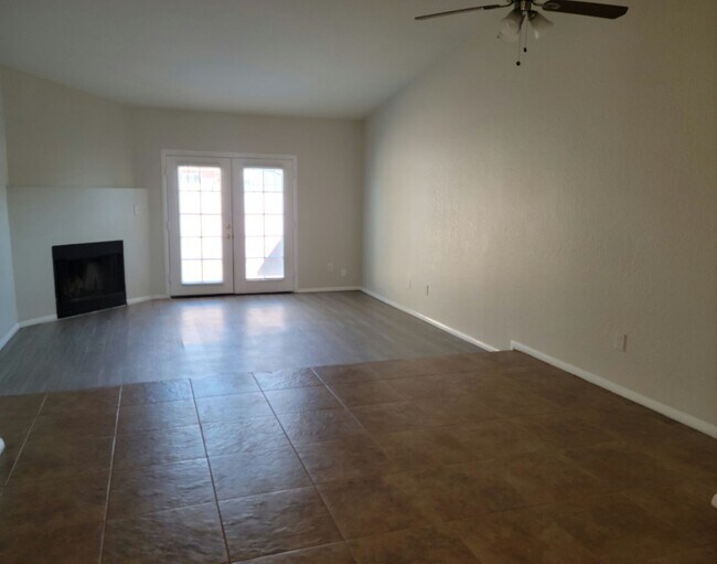 Building Photo - Clean 2 Bed 2 Bath Town home with private yard in Central Phoenix! Gated Community! Move-in Speci...