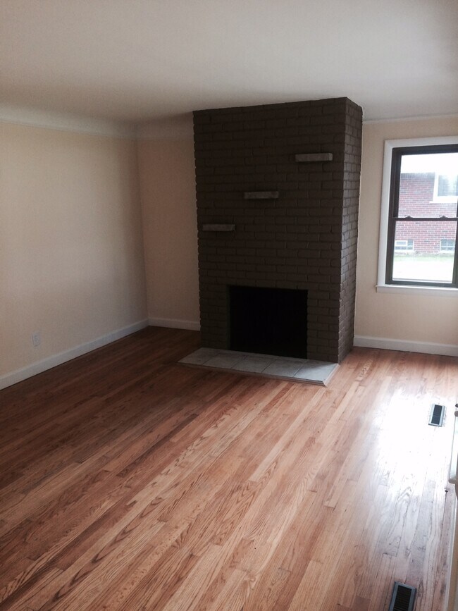 Sala de estar con chimenea All-Brick - 2710 Galpin Ave