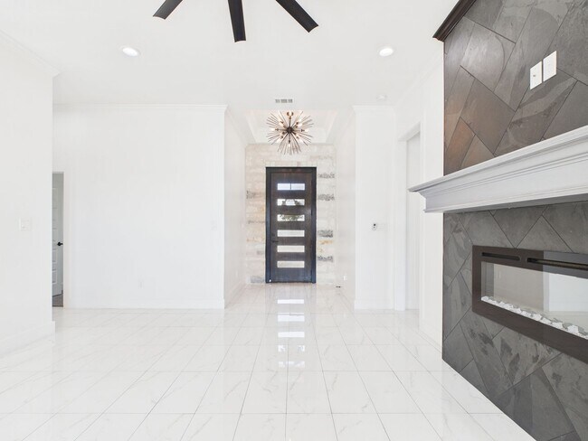Building Photo - Stunning Home