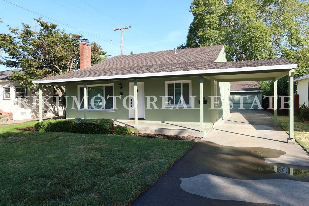 2 bedrooms, 1 bath, Large 2 car garage & carport - 2 bedrooms, 1 bath, Large 2 car garage & carport