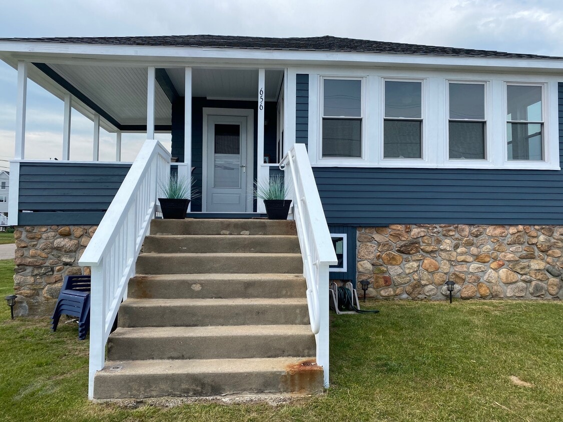 3BR Beach House - 656 Atlantic Ave
