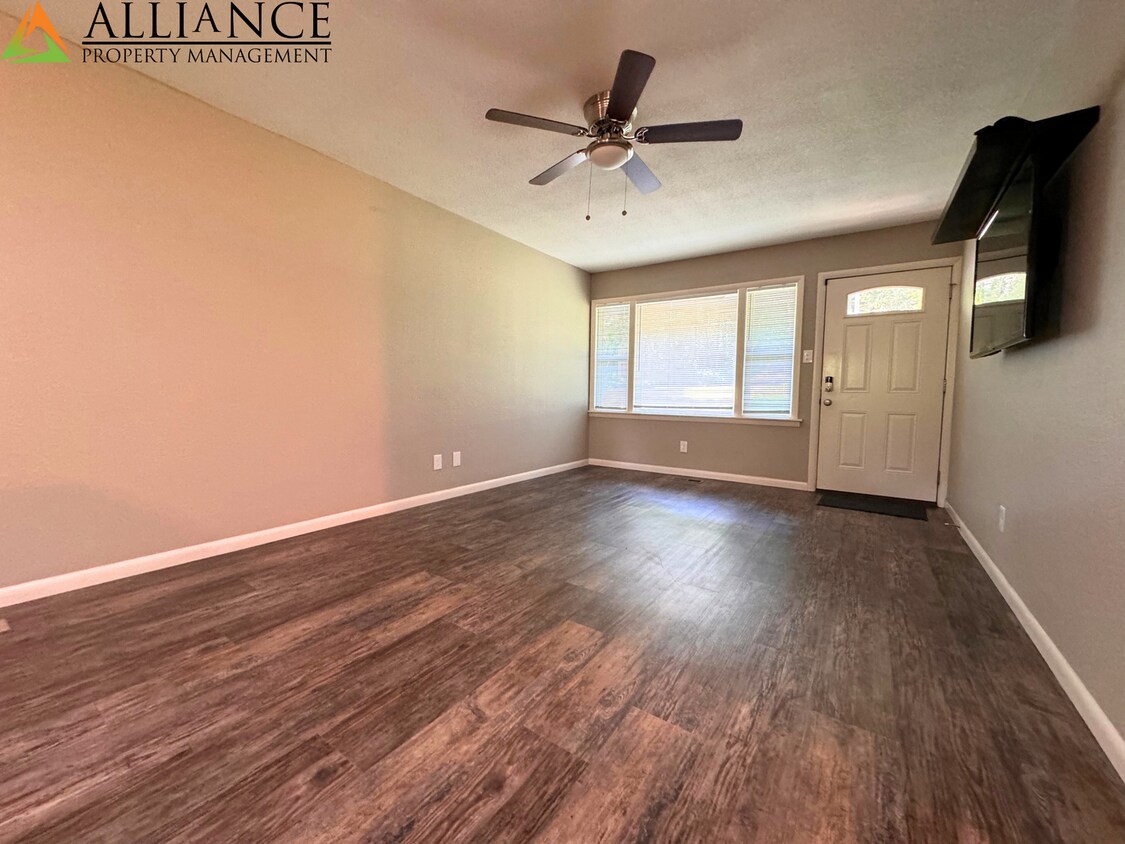Foto principal - UPDATED - READY NOW HOME!!