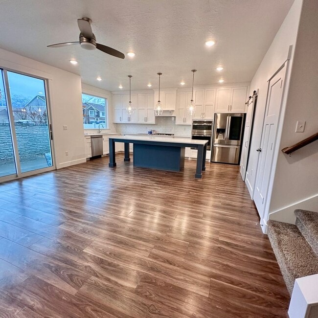 Building Photo - Beautiful townhome walking distance to eve...