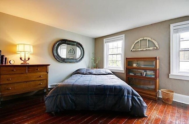 Building Photo - 215 S Sartain St