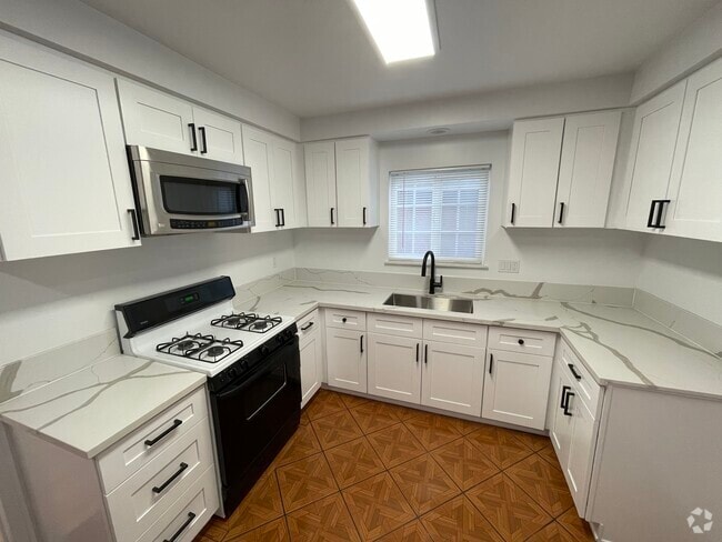 Building Photo - 437 W 11th St