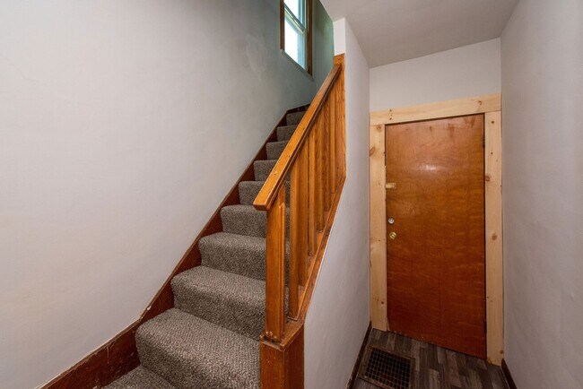 Building Photo - COVEDALE - Charming 3 bed apt, upstairs of...