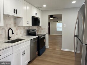 Building Photo - 402 Maple Ave