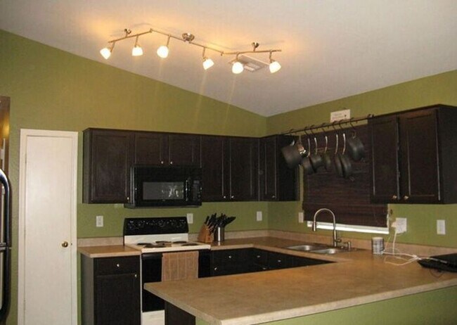 Foto del edificio - 23952 W Desert Bloom St