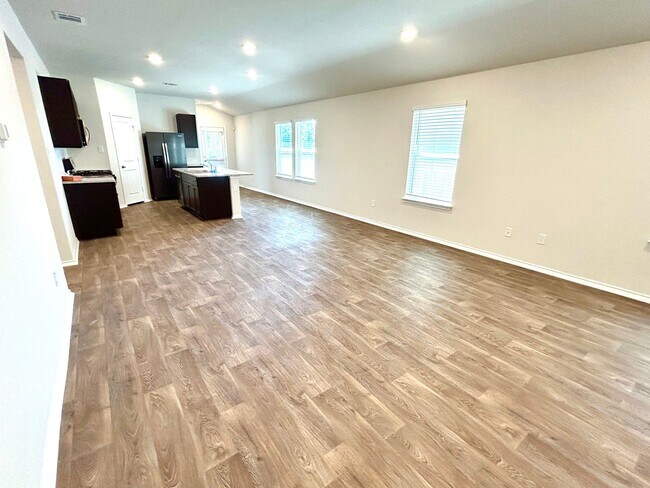 Building Photo - *COMING SOON*3 Bedroom / 2 Bath Home w/ AM...
