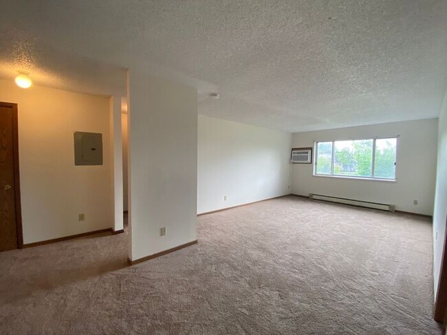 Building Photo - $1,100 | 2 Bedroom, 1 Bathroom Apartment |...