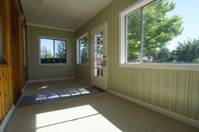 Building Photo - 258 3rd St