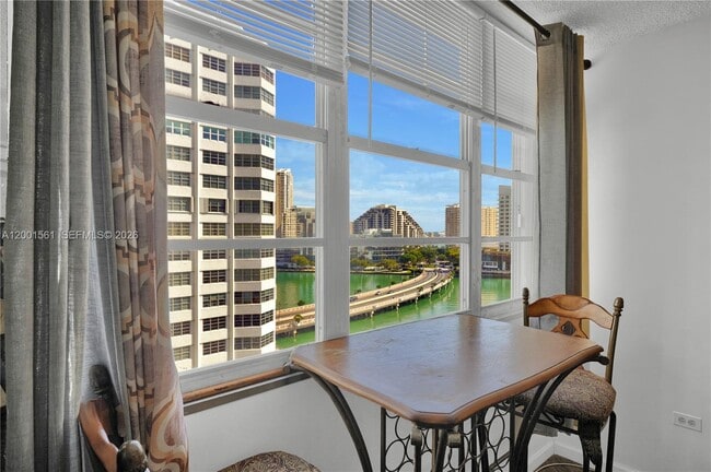 Building Photo - 905 Brickell Bay Dr