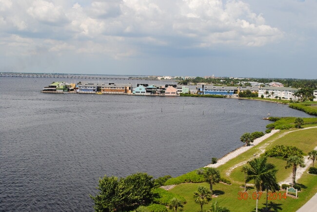 Building Photo - 1500 Park Beach Cir