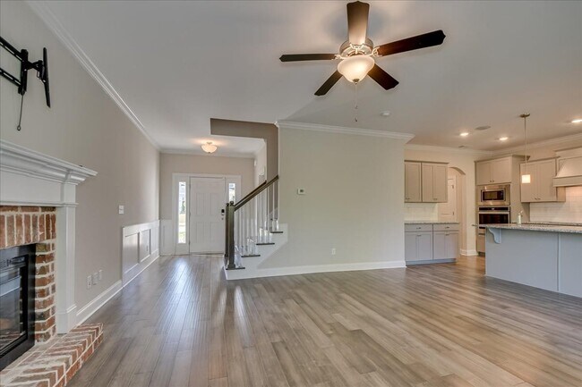 Foto del edificio - 323 Colonnades Dr